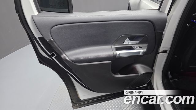 Mercedes-Benz GLB-Class GLB220