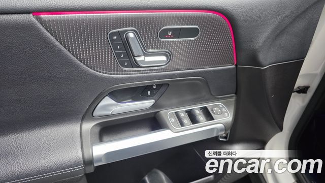 Mercedes-Benz GLB-Class GLB220