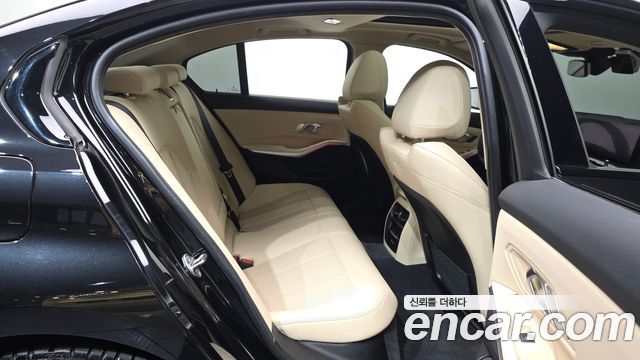 BMW 3-Series 320i