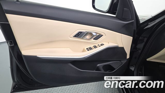 BMW 3-Series 320i