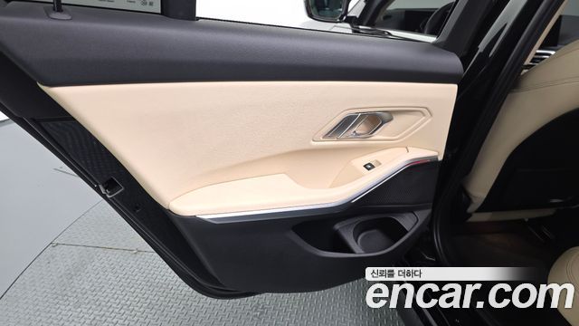 BMW 3-Series 320i