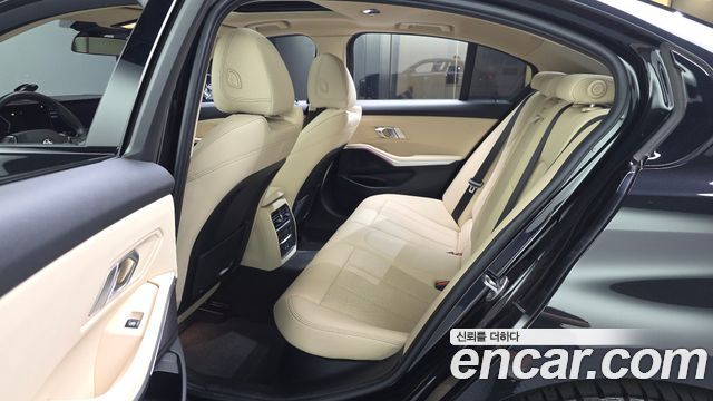 BMW 3-Series 320i