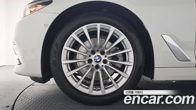 BMW 5-Series 520i Luxury