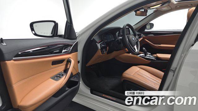 BMW 5-Series 520i Luxury