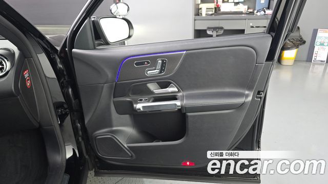 Mercedes-Benz GLB-Class GLB220