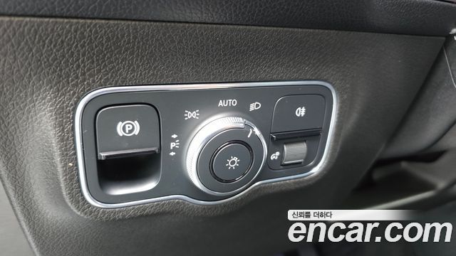 Mercedes-Benz GLB-Class GLB220