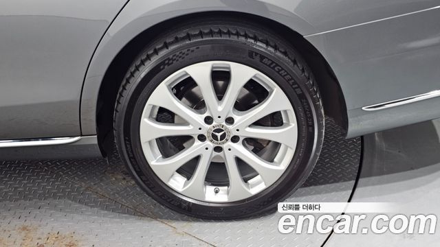 Mercedes-Benz E-Class E300 4MATIC Exclusive