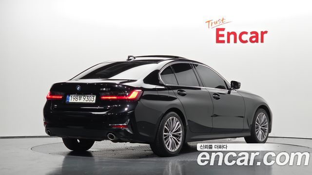 BMW 3-Series 320i Luxury