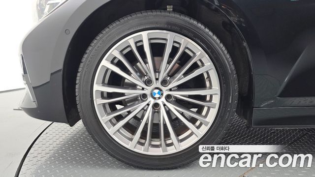 BMW 3-Series 320i Luxury