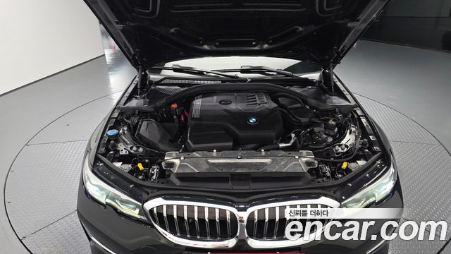 BMW 3-Series 320i Luxury