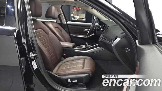 BMW 3-Series 320i Luxury