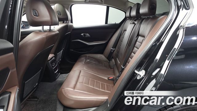 BMW 3-Series 320i Luxury