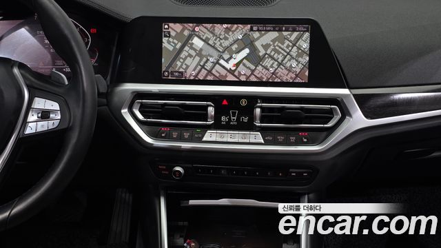 BMW 3-Series 320i Luxury