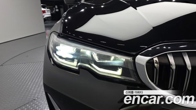 BMW 3-Series 320i Luxury