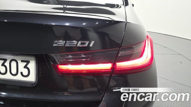 BMW 3-Series 320i Luxury