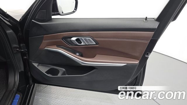 BMW 3-Series 320i Luxury