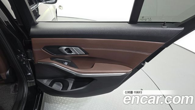 BMW 3-Series 320i Luxury