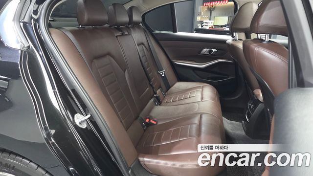 BMW 3-Series 320i Luxury