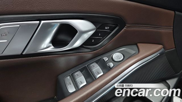 BMW 3-Series 320i Luxury