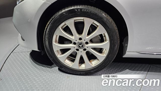 Mercedes-Benz E-Class E300 4MATIC Exclusive