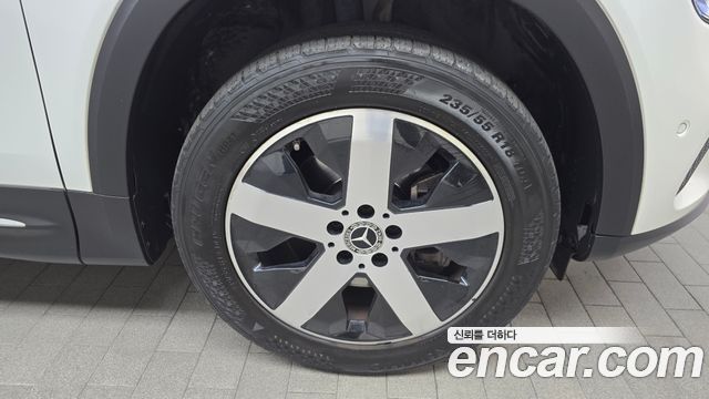 Mercedes-Benz GLB-Class GLB220
