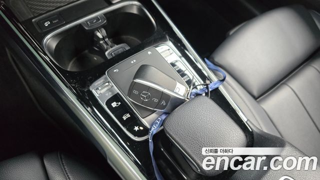 Mercedes-Benz GLB-Class GLB220