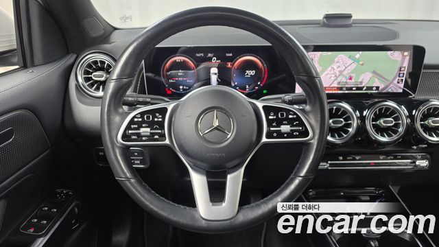 Mercedes-Benz GLB-Class GLB220