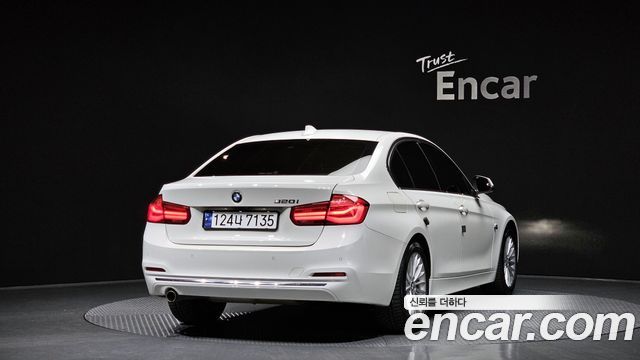 BMW 3-Series 320i Luxury