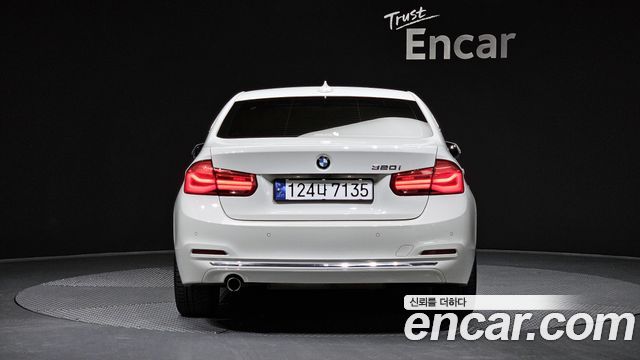 BMW 3-Series 320i Luxury
