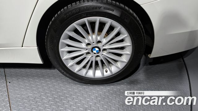 BMW 3-Series 320i Luxury