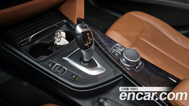 BMW 3-Series 320i Luxury