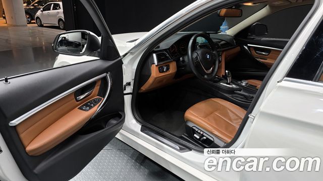 BMW 3-Series 320i Luxury