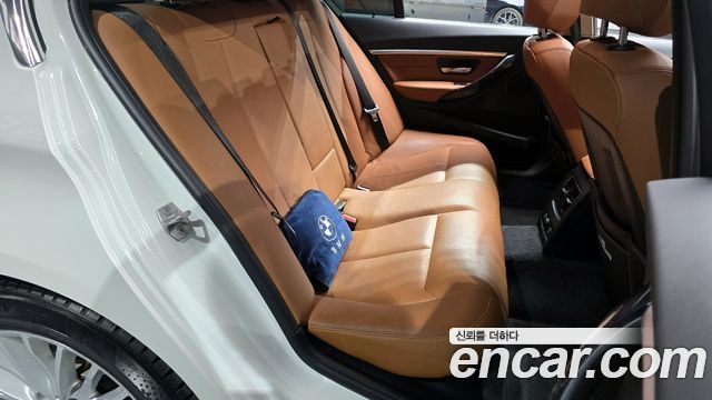 BMW 3-Series 320i Luxury