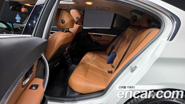 BMW 3-Series 320i Luxury