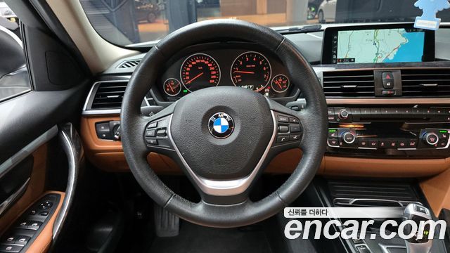 BMW 3-Series 320i Luxury