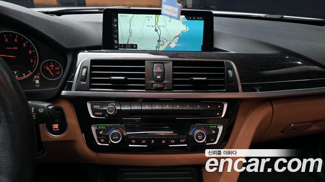 BMW 3-Series 320i Luxury