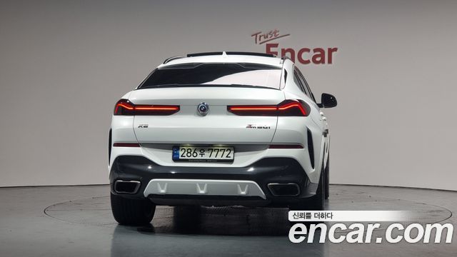 BMW X6 M50i