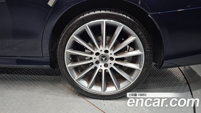Mercedes-Benz E-Class E300 4MATIC AMG Line
