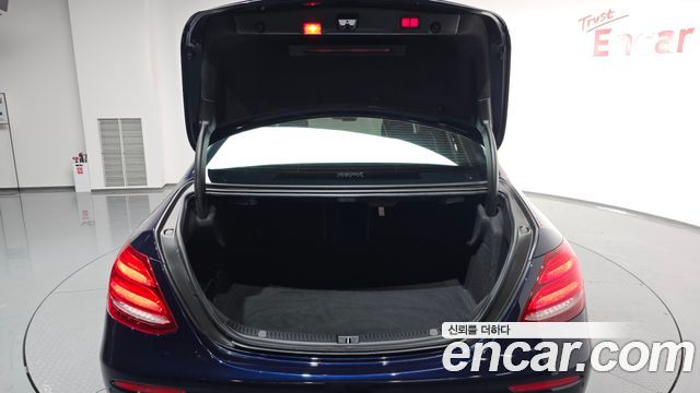 Mercedes-Benz E-Class E300 4MATIC AMG Line