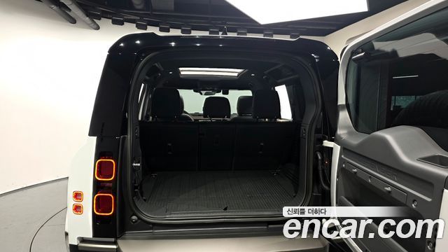Land Rover Defender 110 P300 X-Dynamic SE
