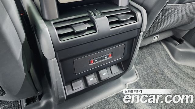 Land Rover Defender 110 P300 X-Dynamic SE