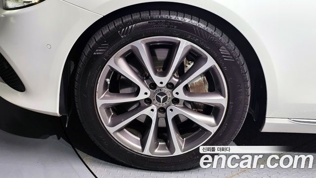Mercedes-Benz E-Class E300 4MATIC Avnatgarde