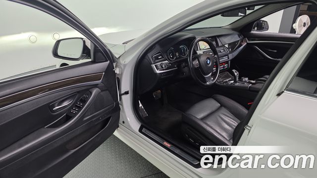 BMW 5-Series 528i xDrive Luxury Plus