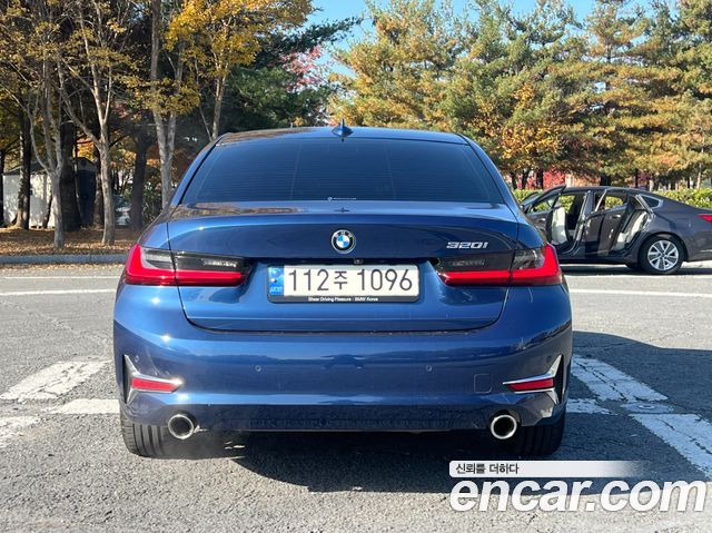 BMW 3-Series 320i Luxury