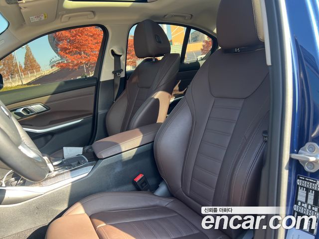 BMW 3-Series 320i Luxury