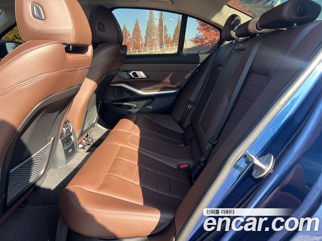 BMW 3-Series 320i Luxury