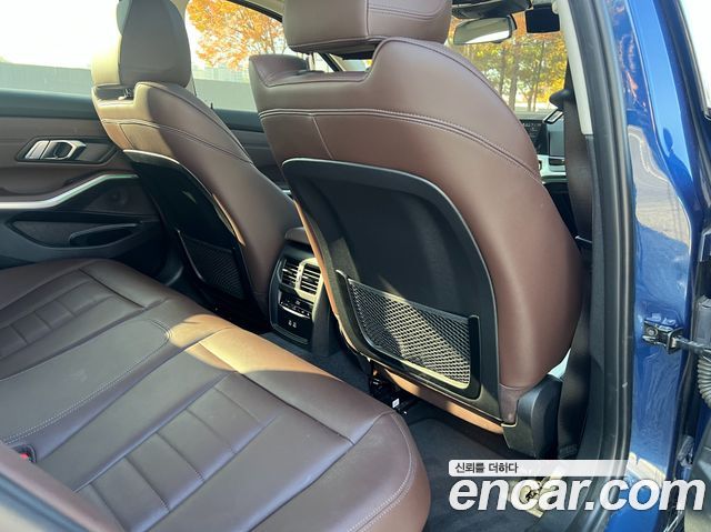 BMW 3-Series 320i Luxury