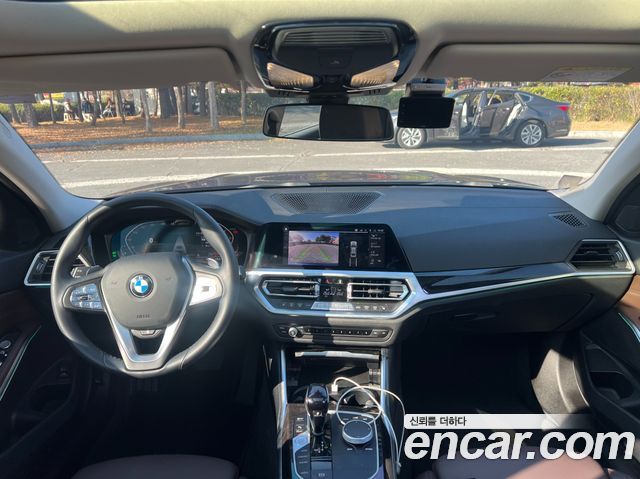 BMW 3-Series 320i Luxury