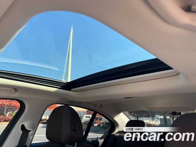BMW 3-Series 320i Luxury