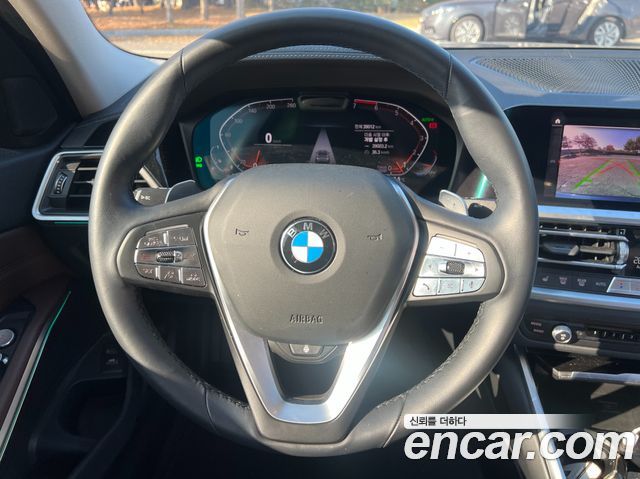 BMW 3-Series 320i Luxury